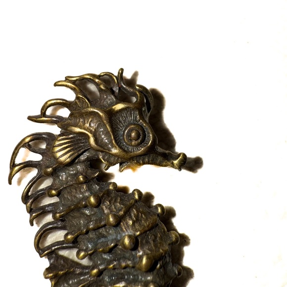JJ Jonette Seahorse Pewter Brooch - Picture 2 of 3